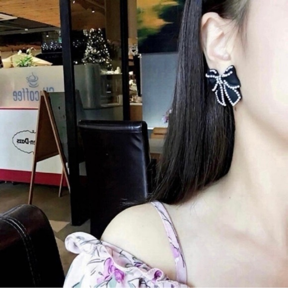 Elegant Black Bow Earrings - Picture 3 of 3